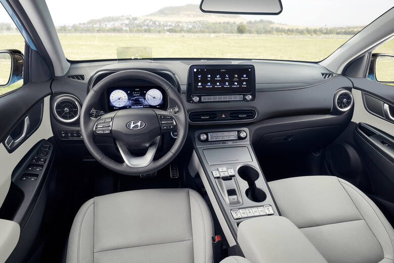 Hyundai Kona Electric Podstawowa wersja jest wyposażona w akumulator 39,2 kWh i silnik o mocy 136 KM (100 kW), dzięki któremu przyspiesza do 100 km/h
