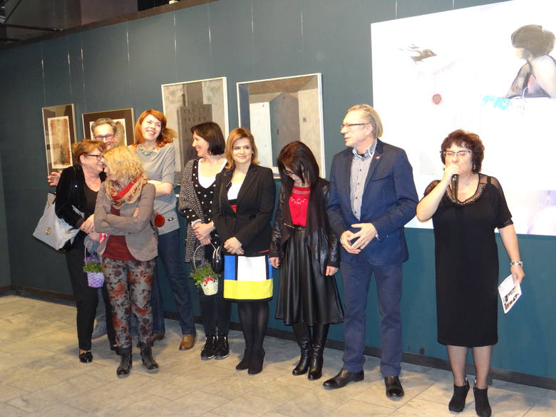 Dyrektor BWA Barbara Walusiak ( pierwsza z prawej) przedstawiła autorów wystawy oraz ich prace