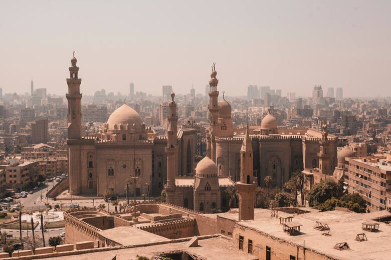 Kair to największe miasto Afryki. Mieszka to prawie 10 mln ludzi. Metropolia rozrasta się w zawrotnym tempie. Piramidy w Gizie, które jeszcze 100 lat