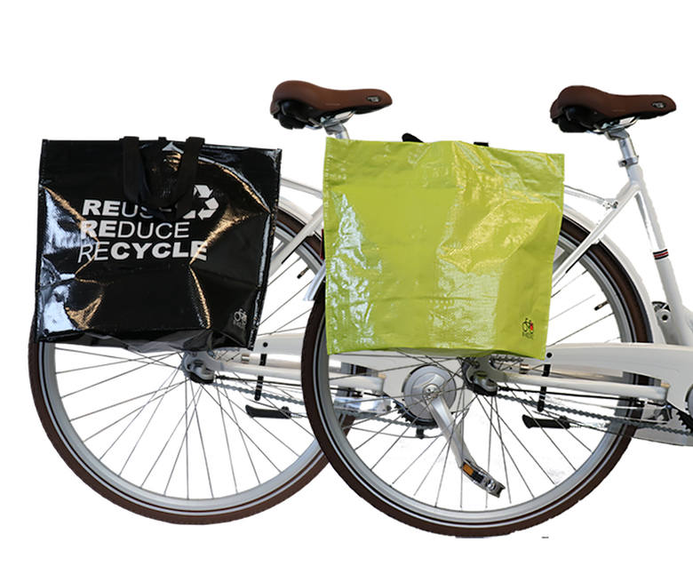 Innowacyjny duński Bikezac <br /> Lekka torba rowerowa wykonana z laminowanego PP w 20% z recyklingu. Montowana na tylny bagażnik bez użycia narzędzi. Prosty montaż i demontaż jednym ruchem ręki. Możliwość transportu bagaży bez konieczności montażu ciężkich i drogich sakw. Prosty, komfortowy i...