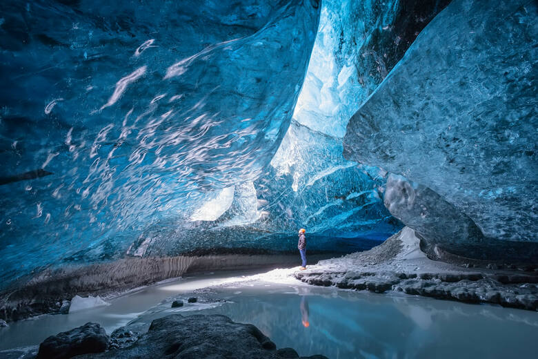 Wewnątrz jaskini lodowej w Vatnajokull na Islandii