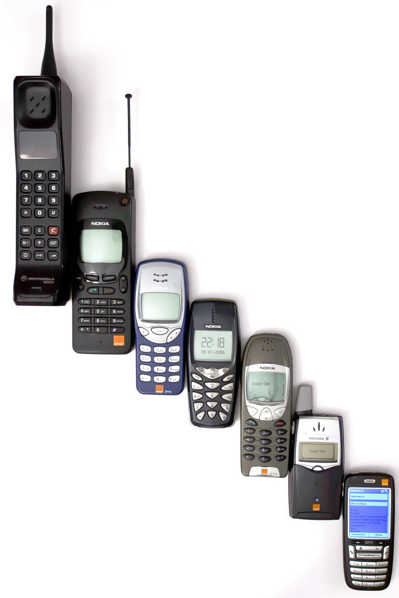 Ewolucja telefonów komórkowych do wczesnego smartfona. Od lewej: Motorola 8900X-2, Nokia 2146 orange 5.1, Nokia 3210, Nokia 3510, Nokia 6210, Ericsson