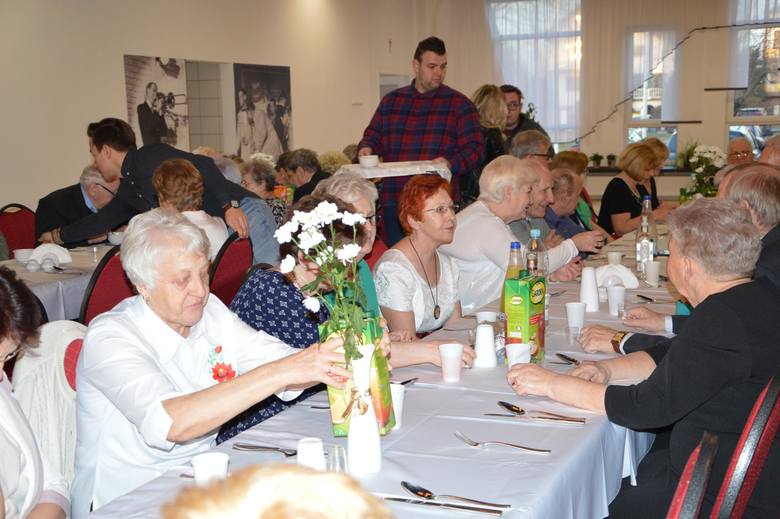 Karnawałowy bal seniorów z osiedla Bratkowice w Łowiczu [ZDJĘCIA]
