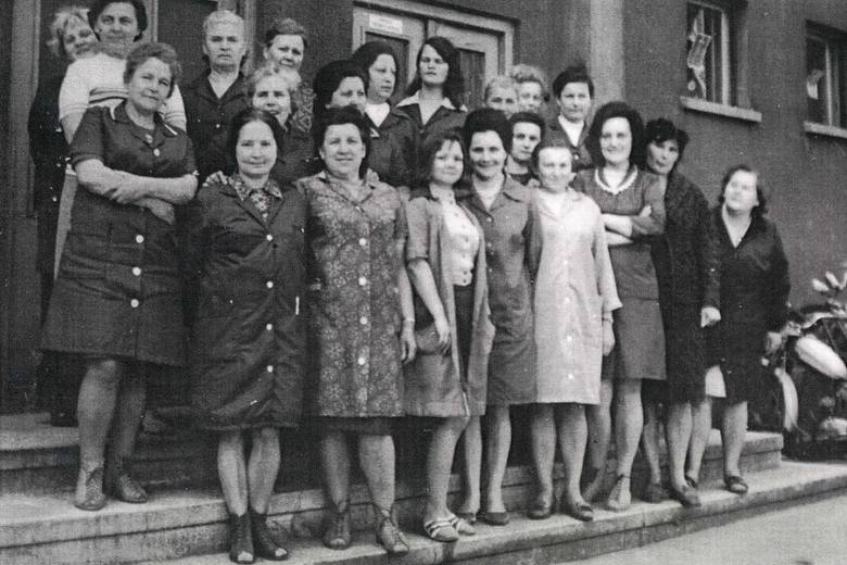90 procent załogi spółdzielni Oleśnianka stanowiły kobiety. Na zdjęciu pracownice z 1974 roku. W oleskim zakładzie pracowało wówczas 356 osób.