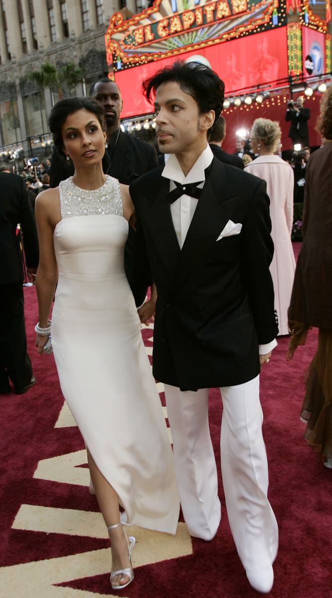 Prince z żoną Manuelą Testolini na 77. gali wręczenia Oscarów w 2005 r.