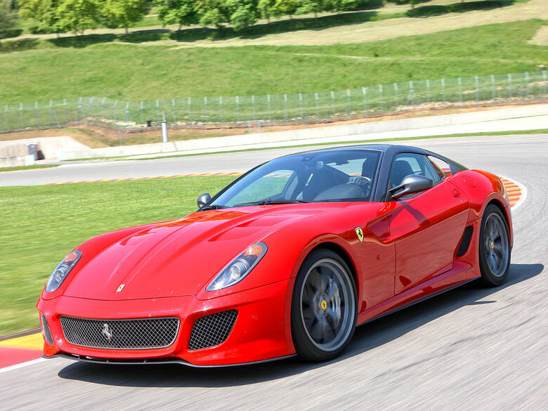 Ferrari 599 GTO - Potężna moc 670 KM sprawiała, że przyspieszenie od 0 do 100 km/h zajmowało zaledwie 3,3 sekundy (prędkość maksymalna - 335 km/h) /