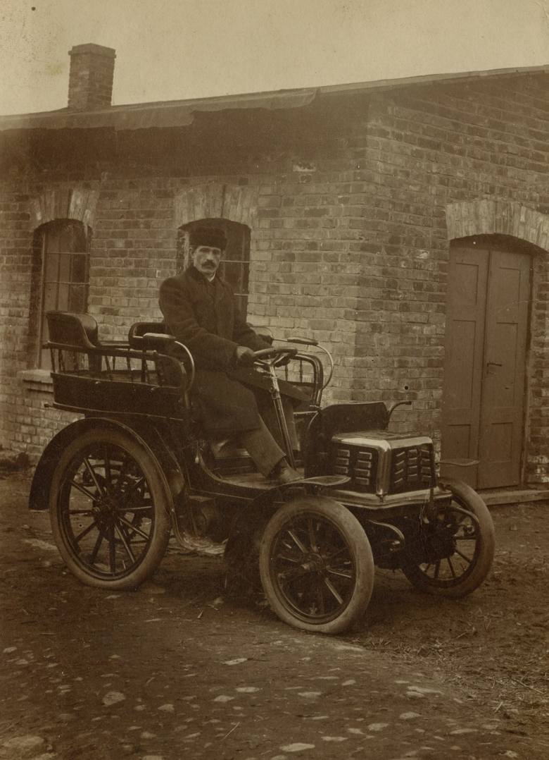Józef Szymborski, założyciel zakładu fotograficznego, jako pierwszy w Białymstoku miał samochód