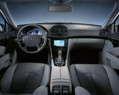 Fot. Mercedes-Benz: Podobnie jak w Audi, również w Mercedesie postawiono na jakość wykonania i eleganckie wnętrze. Ponieważ Mercedesy się nie ulegają