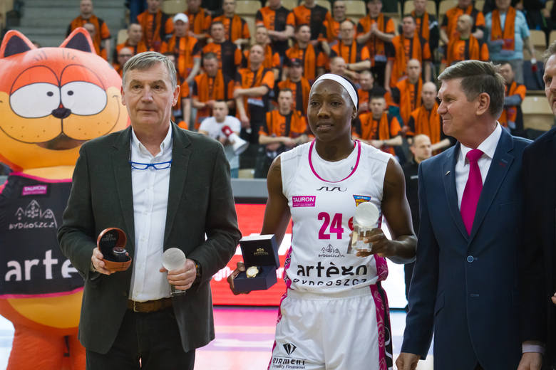 Tuż przed meczem specjalne nagrody od ligi odebrały Amisha Carter (MVP sezonu zasadniczego) oraz Tomasz Herkt (najlepszy trener). 