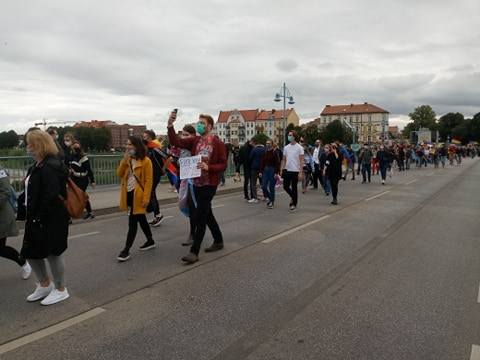 Uczestnicy Marszu Równości na moście w Słubicach.