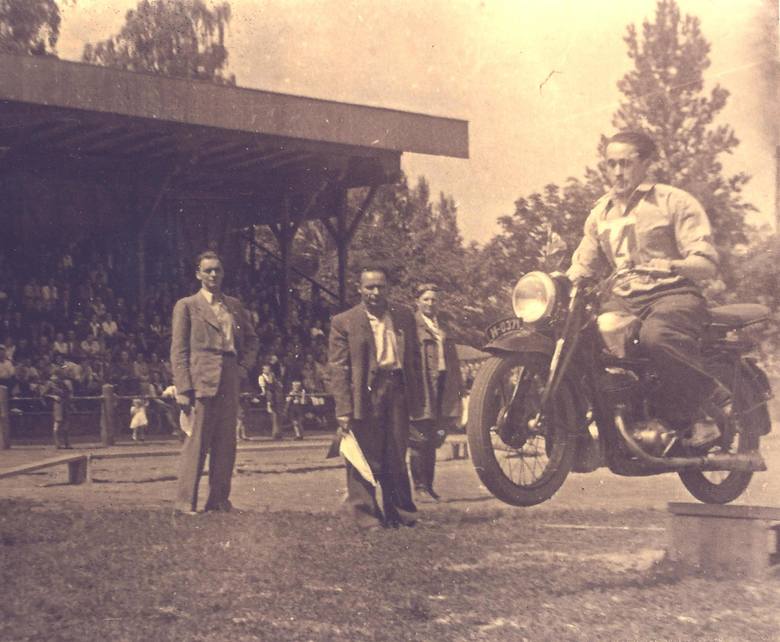Motocyklowe zawody na Stadionie Zwierzynieckim w latach 40. Fot. ze zbiorów Zbigniewa Karlikowskiego.  <br /> 