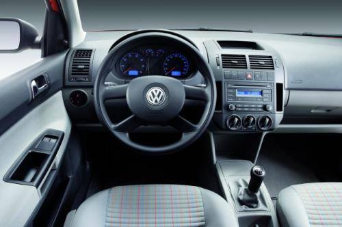 Fot. Volkswagen: Uporządkowany, przejrzysty kokpit małego Volkswagena. Po face liftingu prawie nic się tu nie zmieniło