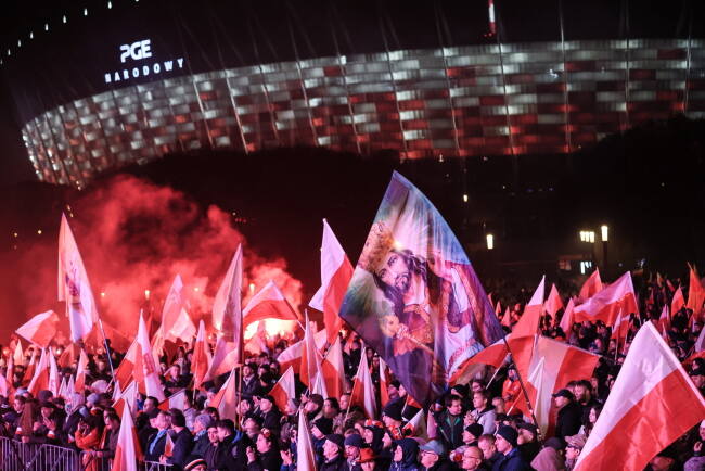 Uczestnicy Marszu Niepodległości na błoniach Stadionu Narodowego w Warszawie.
