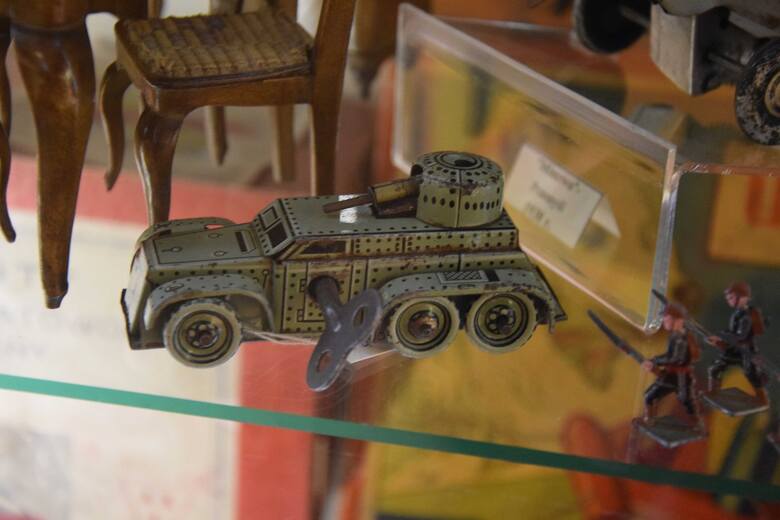Zabawki z przedwojennej Fabrykę Wyrobów Metalowych Minerwa w Przemyślu. Nz. czołg (samochód opancerzony).