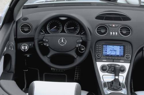 Fot. Mercedes-Benz: Wnętrze wersji jubileuszowej wyróżnia się m.in. ciemnymi tarczami wskaźników.