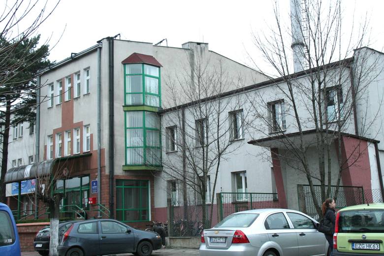  Uczelnia nie płaci czynszu za korzystanie z miejskiego budynku szpitala w Głownie.