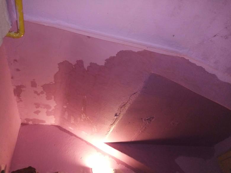 Pożar dachu sprawił, że doszło do zniszczenia pokoju 17-latki z Gubina. Trwa zbiórka pieniędzy na meble. A kiedy zostanie załatana dziura w dachu?