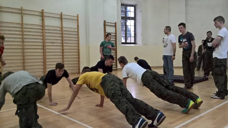Uczniowie ZSP nr 1 w Łowiczu przechodzą wojskowe szkolenia [Zdjęcia]