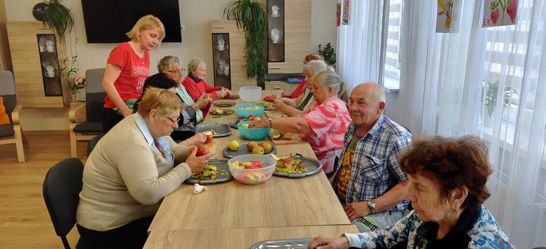Seniorzy świetnie się czują w Domu Dziennego Pobytu Senior+ w Świdnicy. Mają tutaj szereg zajęć i fachową opiekę. 