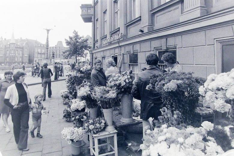 Narożnik słupskich kwiaciarek  na al. Wojska Polskiego w 1977 roku