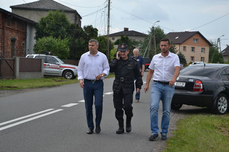 Po trąbie powietrznej w Gaszowicach jednym z pierwszych, którzy rzucili się w wir pomocy, był wójt Paweł Bugdol