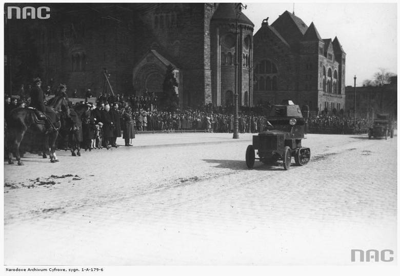Uroczystości imieninowe Józefa Piłsudskiego. Defilada samochodów pancernych na placu przed Zamkiem - 1930 rok