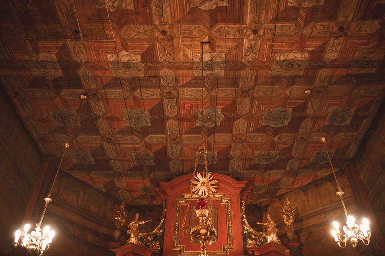 Wnętrze kościoła zachwyca mnogością ornamentów i detali - od najstarszych gotycko-renesansowych, aż po detale współczesne