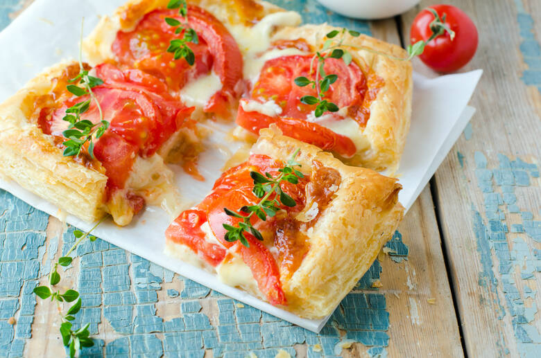 Ciasto francuskie z serem i pomidorami