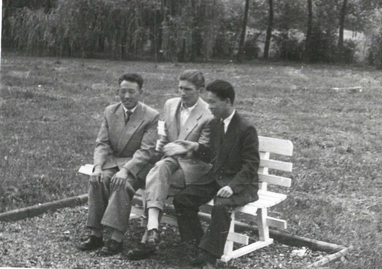 W parku, od lewej: Ri Jin Ben, Edward Szymański, Kim Wan Un
