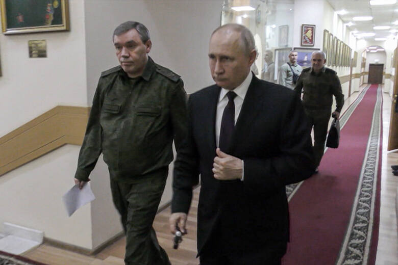 Władimir Putin w sobotę udał się do Rostowa nad Donem na południu Rosji, by przedstawić siebie jako takiego, który kontroluje swój reżim i armię — pisze