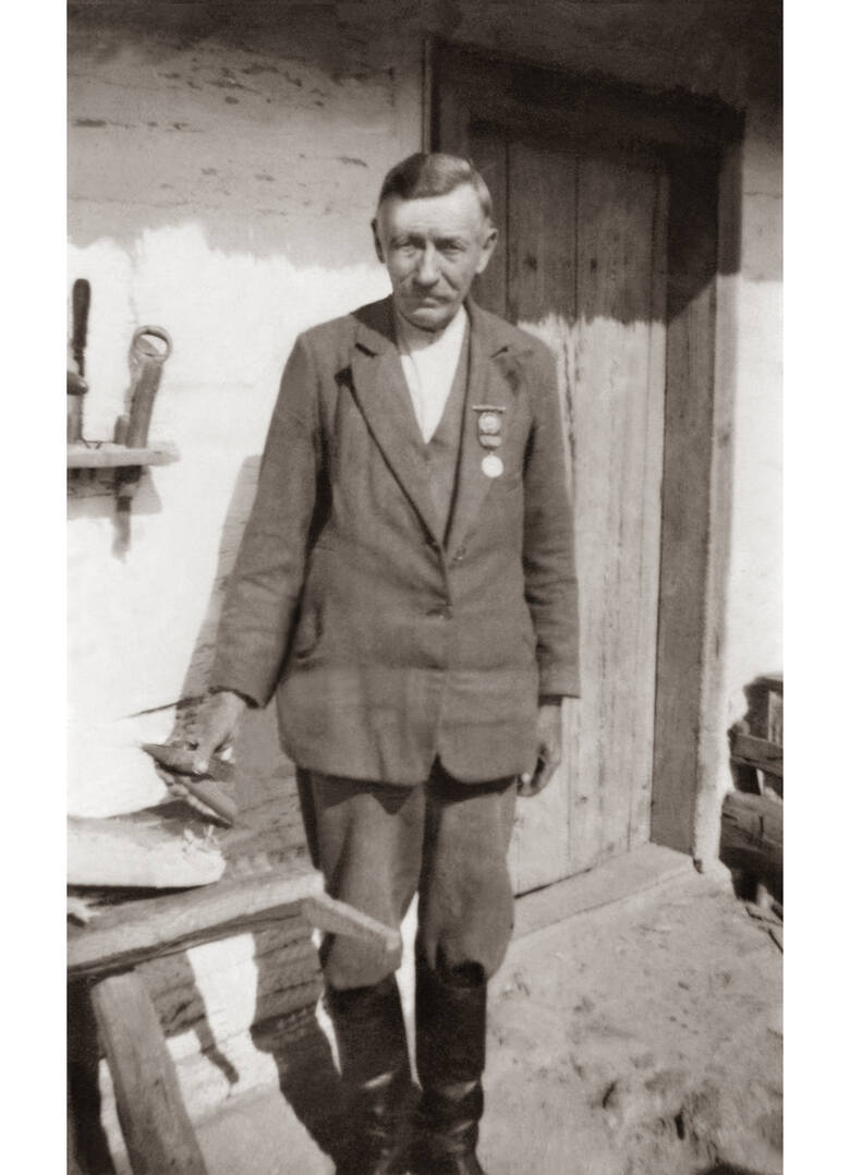 Wincenty Flak przed swoim warsztatem, l. 30.-40. XX w., zbiory MRZ