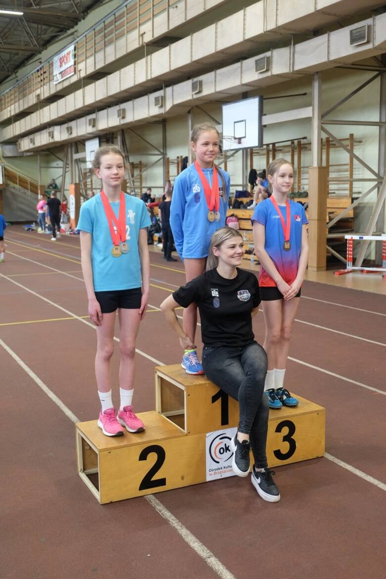 Młodzi lekkoatleci Tempa Kęty mieli powody do radości podczas halowych mistrzostw Małopolski dzieci w Brzeszczach