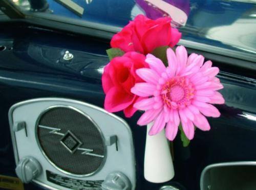 Fot. VW: Zgodnie z panującą modą, w pierwszych Garbusach umieszczano przydatny flakonik na kwiaty.