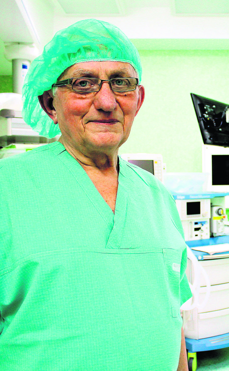 Niesamowity chirurg z Gorlic. Doktor Rachel (80 lat) wciąż operuje