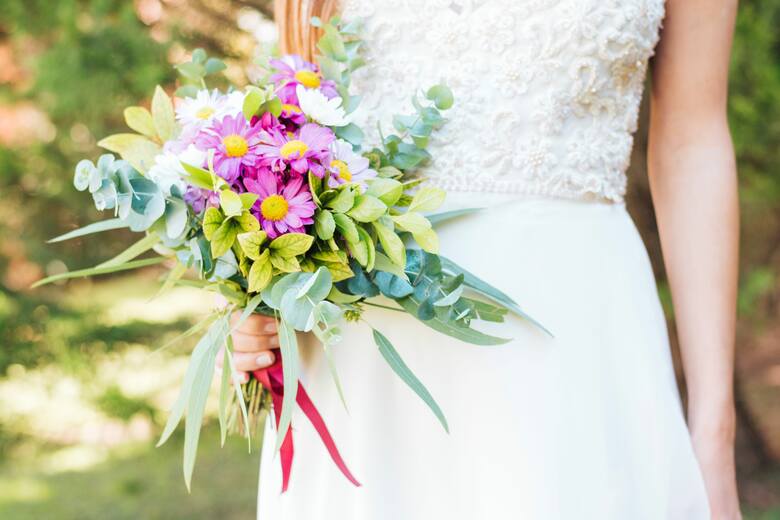 Współczesne pary często decydują się dzielić koszty wesela bardziej równomiernie, w tym również koszt bukietu ślubnego.