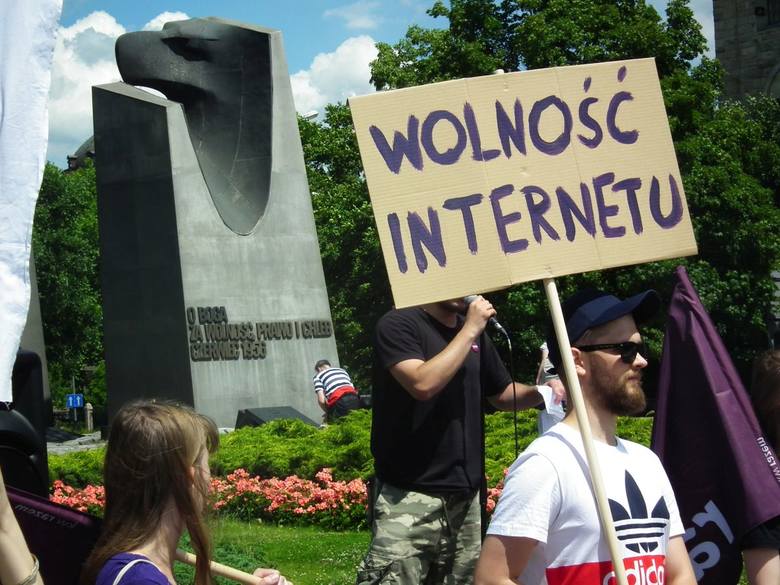 Poznań: Partia Razem demonstrowała przeciwko nowej ustawie antyterrorystycznej