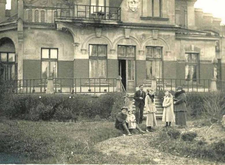 Bolesław Barbacki (stoi) z rodziną przed willą Maryą, a mała dziewczynka na zdjęciu to Helenka Barbacka, później Ślepiakowa