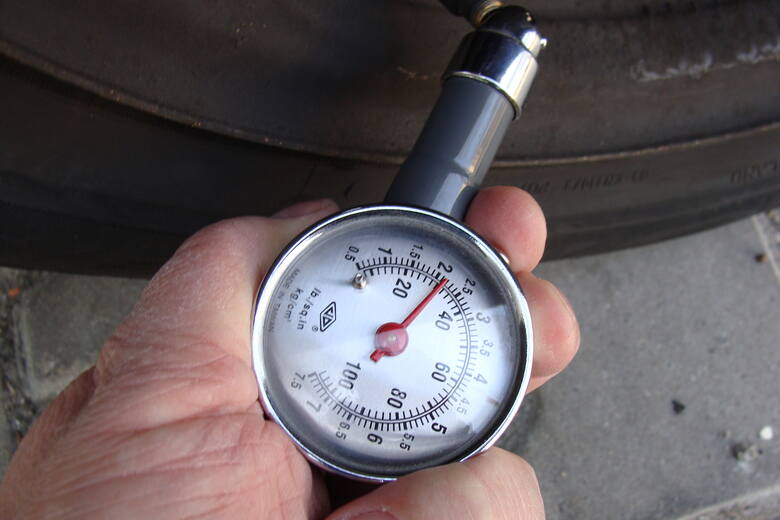 Do pomiaru ciśnienia w ogumieniu wystarcza w zupełności tani, prosty manometr.