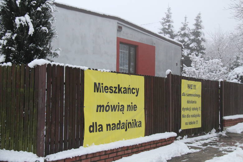 Waldemar Guz wspólnie z sąsiadami protestują przeciwko budowie masztu telefonii komórkowej na budynku V LO w Dąbrowie Górniczej 