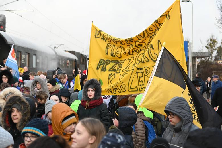Uczestników specjalnego przejazdu w Redzie witał baner żółto-czarny z napisem "Droga do morza wiedzie przez serca Kaszubów"