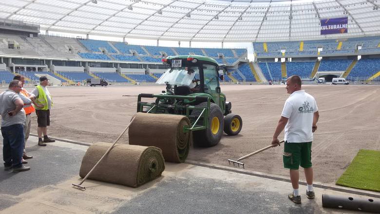 Na Stadionie Śląskim rozpoczął się montaż murawy
