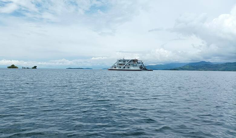 Statek Kivu Queen z oddali