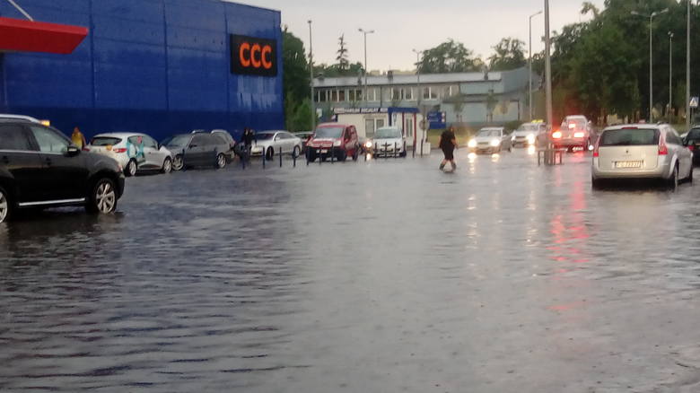 Na parkingu przy Tesco, który też został zalany, niektórzy chodzili... w gumiakach!