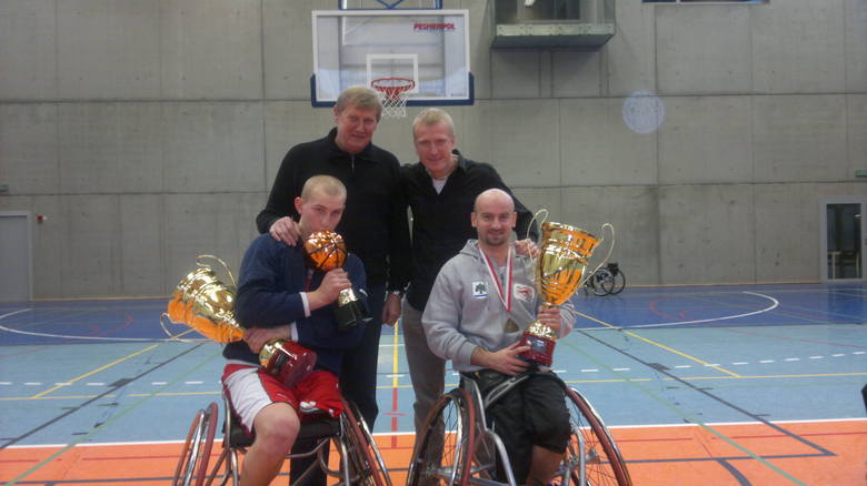 U góry trenerzy łódzkich koszykarzy Andrzej (z lewej) i Paweł Olejnikowie, u dołu olimpijczyk Robert Wiśnik (z lewej) i nowy gracz Krzysztof Pietrzyk.
