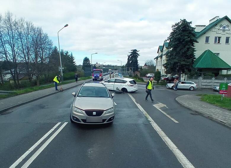 Wypadek w Jarosławiu. W zderzeniu seata z fordem, poszkodowane zostały trzy osoby
