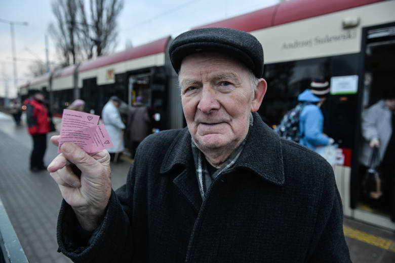 Jan Dymarski swoją akcję wręczania różowych i żółtych karteczek prowadzi od 2002 r. Rozdał ich już ponad 25 tys.