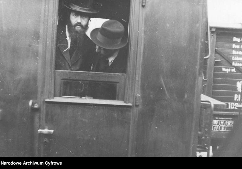 Lata 30., przedwojenna Polska, Żydzi mogli jeszcze swobodnie podróżować pociągiem. Tu jadą prawdopodobnie na uroczystość zaślubin. W czasie okupacji