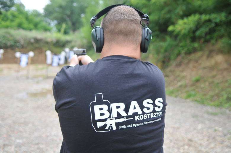 Teraz członkowie fundacji BRASS korzystają najczęściej ze strzelnicy w oddalonych o kilkanaście kilometrów Żabicach. Ta w Kostrzynie leży w niedalekiej