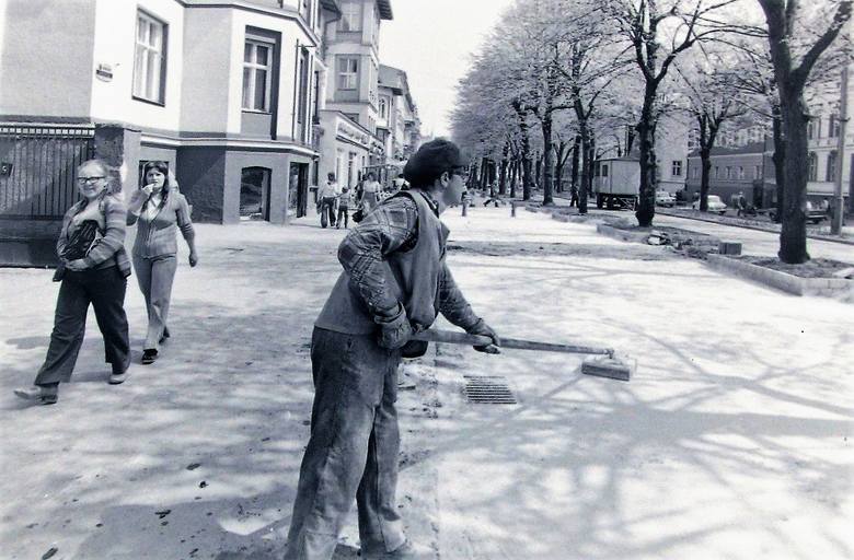Tak wiosną 1977 roku gładzono nową, asfaltową nawierzchnię al. Wojska Polskiego, która zastąpiła bruk