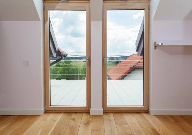Drzwi tarasowe rozwierno-uchylne otwierają się jak tradycyjne okna, mają też funkcję uchyłu.